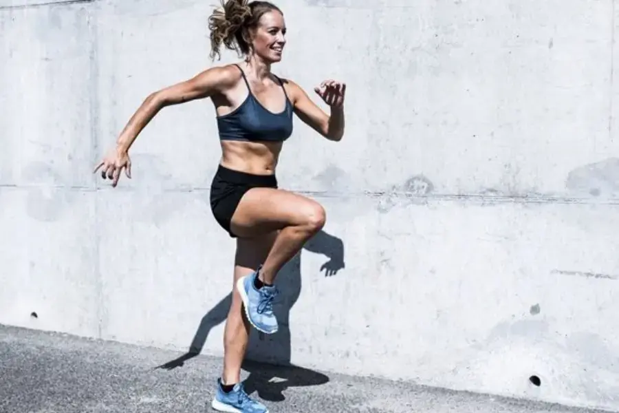 Luyện tập các động tác HIIT để đốt cháy calo toàn cơ thể.