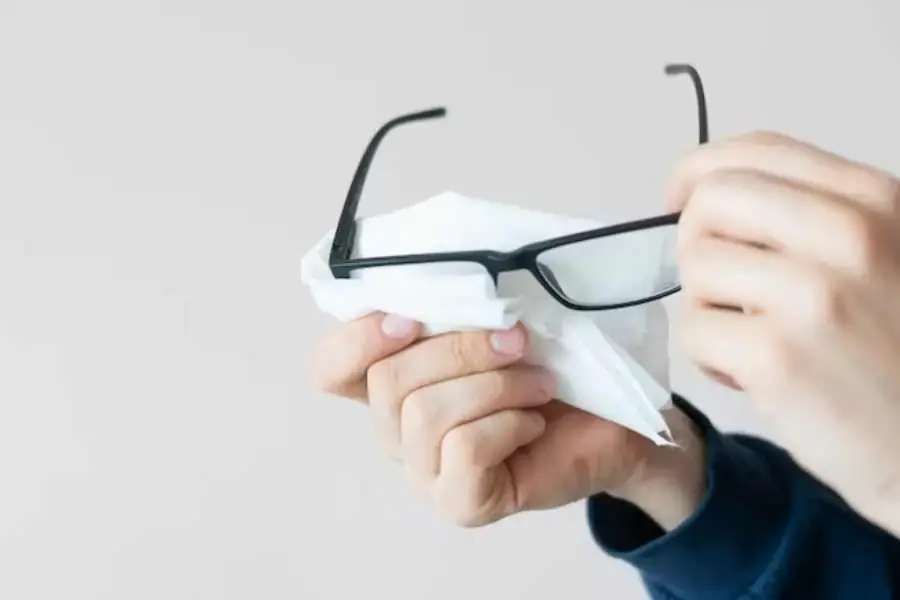 Sử dụng khăn mềm để lau kính cận