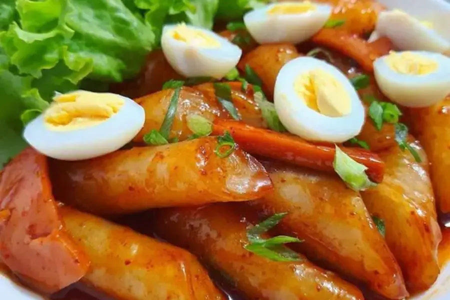 Món Tokbokki Hàn Quốc làm từ bánh tráng