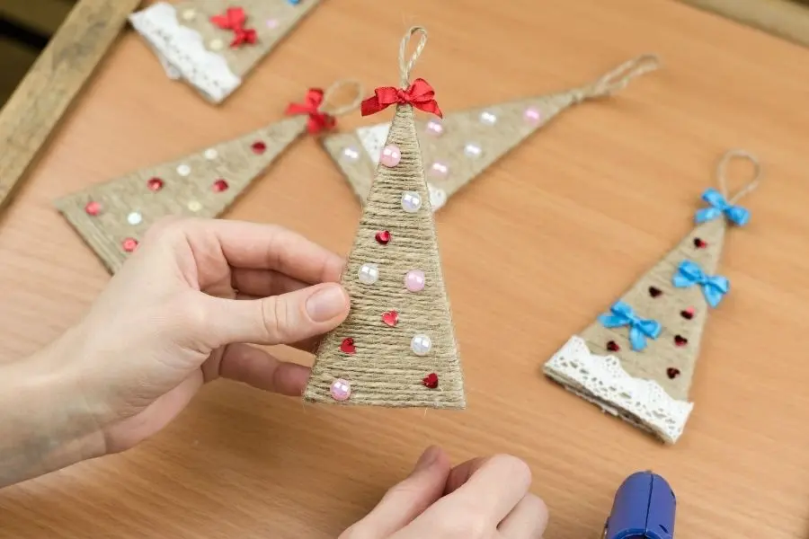Tạo hình cây thông Noel đơn giản, đẹp mắt từ bìa các tông.