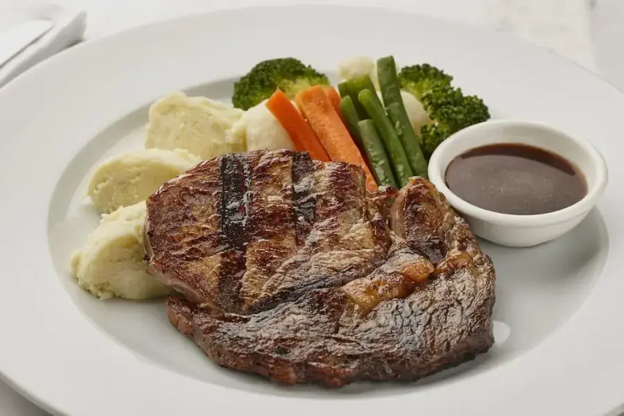 Bạn có thể nướng thịt bò trong nồi chiên không dầu để tiết kiệm thời gian