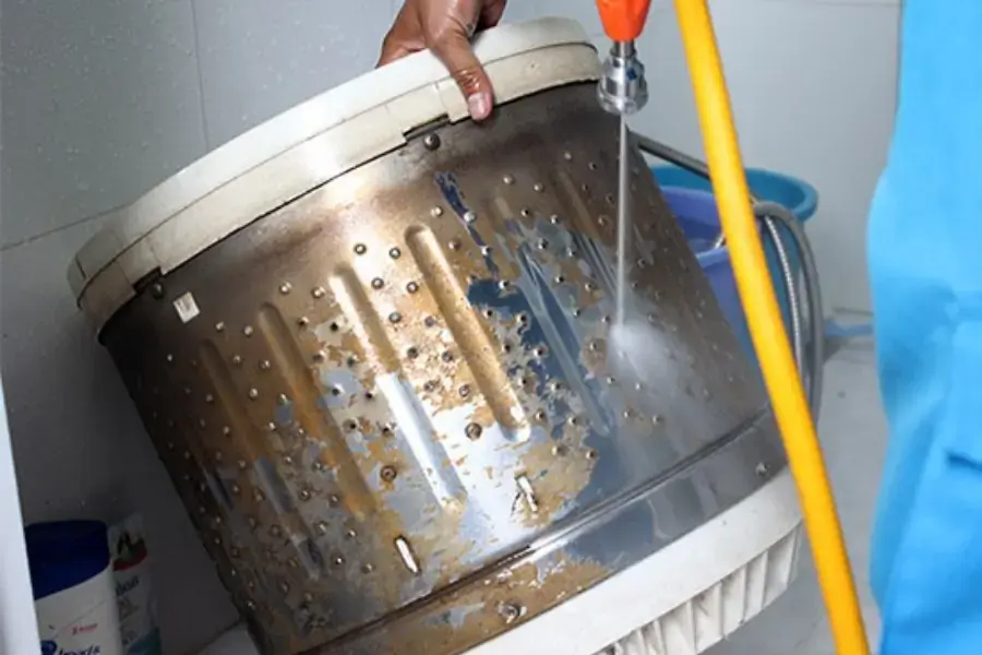 Dùng máy bơm thủy lực để vệ sinh lồng giặt