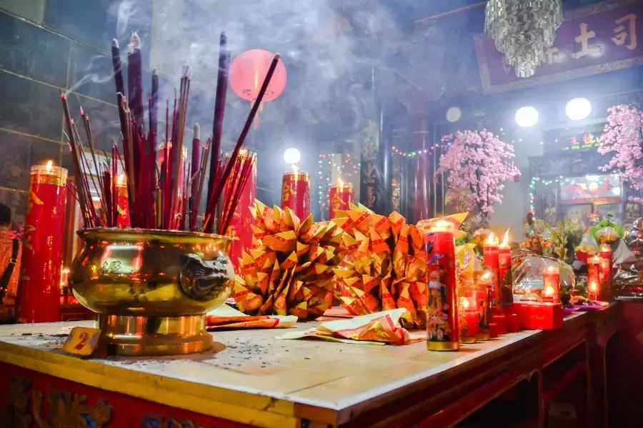 Bàn thờ thần tài được là nơi thờ cúng tự thần Tài và ông Địa.