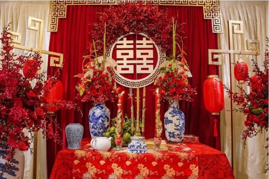 Bàn thờ gia tiên phải đặt 2 bình hoa trang trí đối xứng nhau