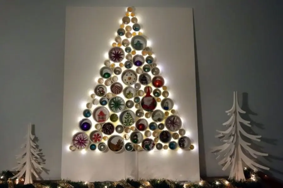 Ống nhựa PVC tạo nên cây thông Noel tuyệt đẹp.