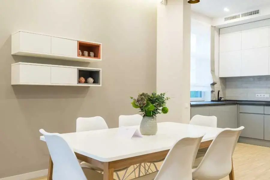 Trang trí với hoa tươi tạo không khí thư giãn và thoải mái