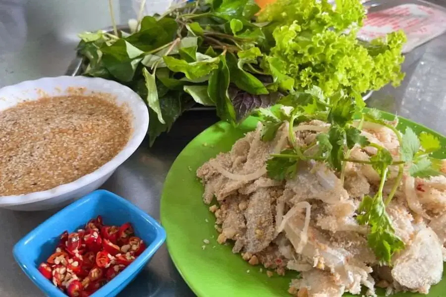 Gỏi cá Mai Vũng Tàu là một trong những món ngon miền Nam không thể bỏ qua.