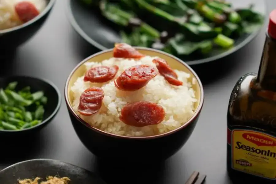 Lạp xưởng ăn cùng cơm trắng là món ăn phổ biến tại Châu Á.