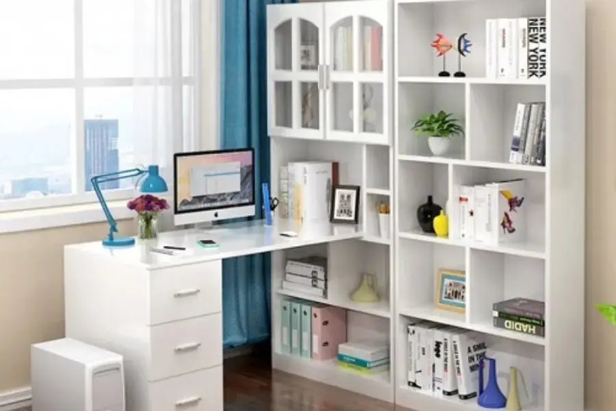 Tích hợp giá sách với bàn làm việc giúp tiết kiệm không gian