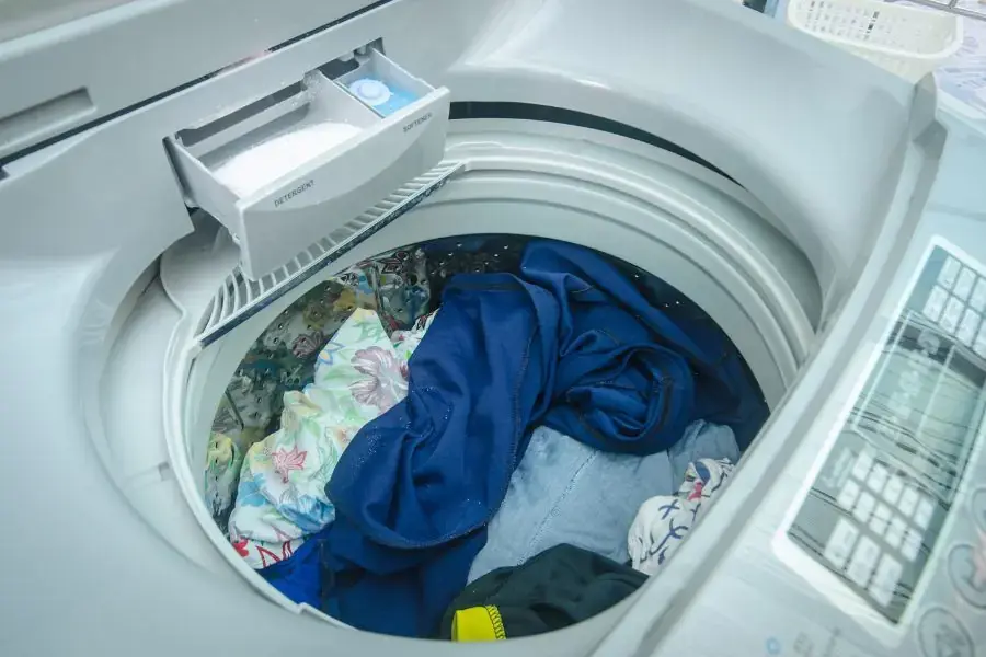 Nhược điểm của máy giặt lồng nghiêng là chiếm nhiều diện tích, khả năng vắt kém, vv..