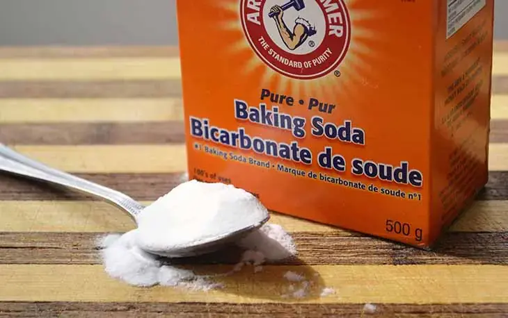 Baking soda- trợ thủ đắc lực để loại bỏ vết bẩn khó ưa nhất (Ảnh: suamaygiat.vn)
