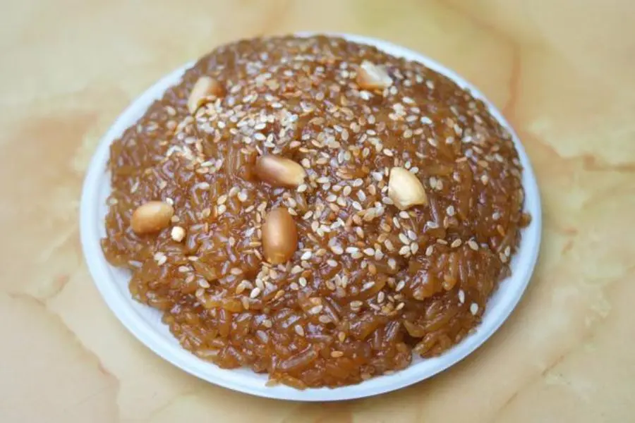 Chè con ong cúng mâm cỗ ngày Tết.