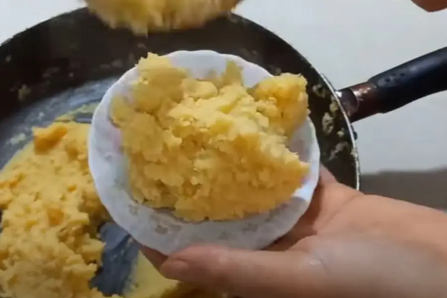 Múc đậu xanh ra đĩa.