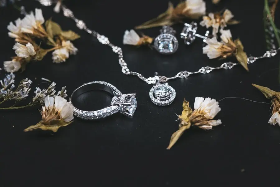 Nhân dịp Noel, hãy chọn một món trang sức độc đáo làm quà nhằm thể hiện tình cảm.