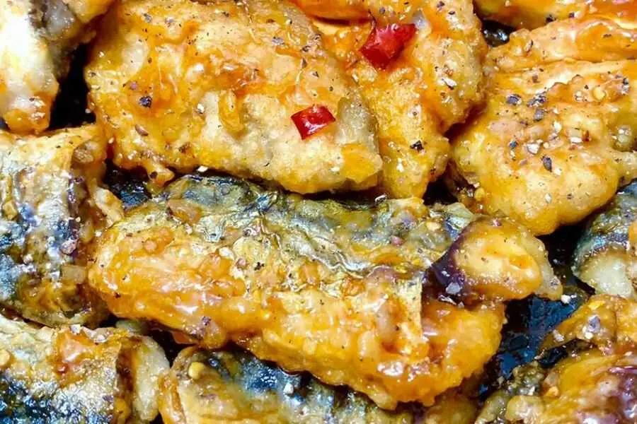 Cá saba chiên nước mắm có bên ngoài giòn ngon, bên trong mềm ngọt.