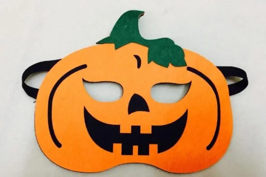 Mặt nạ bằng nỉ hình dạng bí ngô mang đậm dấu ấn Halloween nhưng cũng không kém phần độc đáo, ghê rợn.