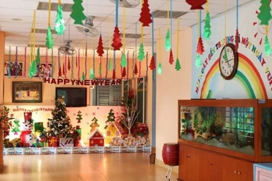 Những bước chân nhỏ xinh bước vào không gian trang trí Noel mầm non tươi sáng.