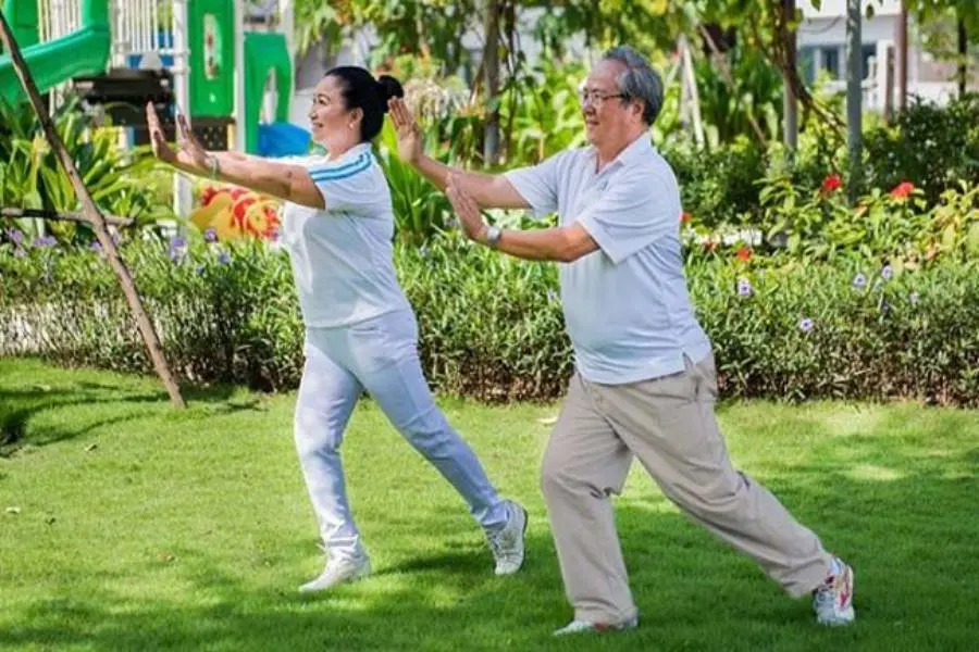 Bác trai và bác gái đang tập thể dục