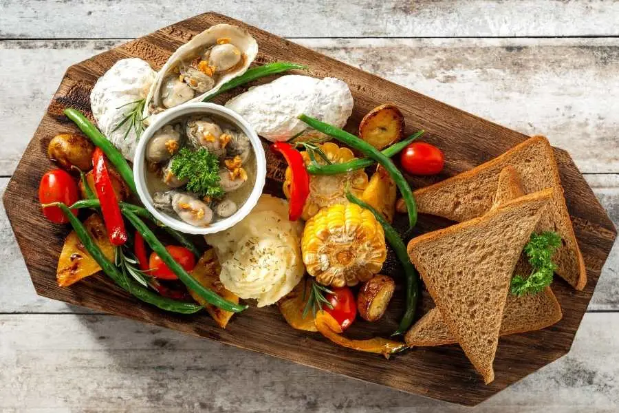 Rau củ xào ăn kèm bánh mì ngũ cốc giúp bổ sung chất xơ dồi dào cho cơ thể.