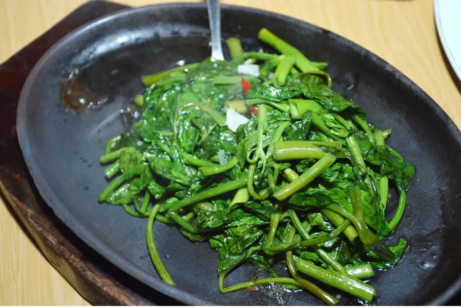 Rau muống xào tỏi là một món ăn dân dã
