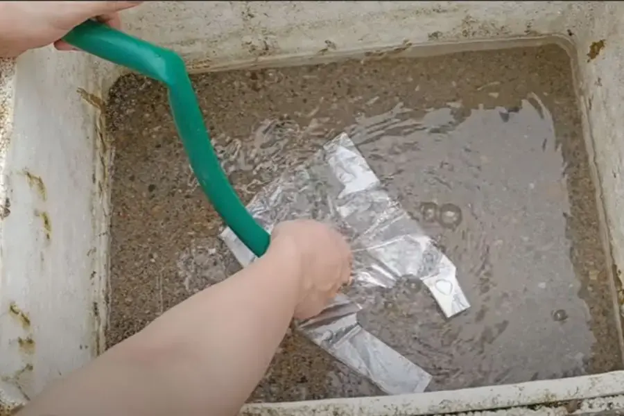 Nên để một cái đĩa hoặc bịch nilon trong nền bể khi cho nước vào. Điều này giúp nước không làm đục và nền bể thùng xốp không bị xói mòn xuống phía dưới.