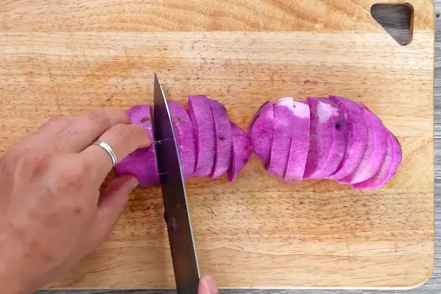 Cắt khoai mỡ thành các khúc nhỏ