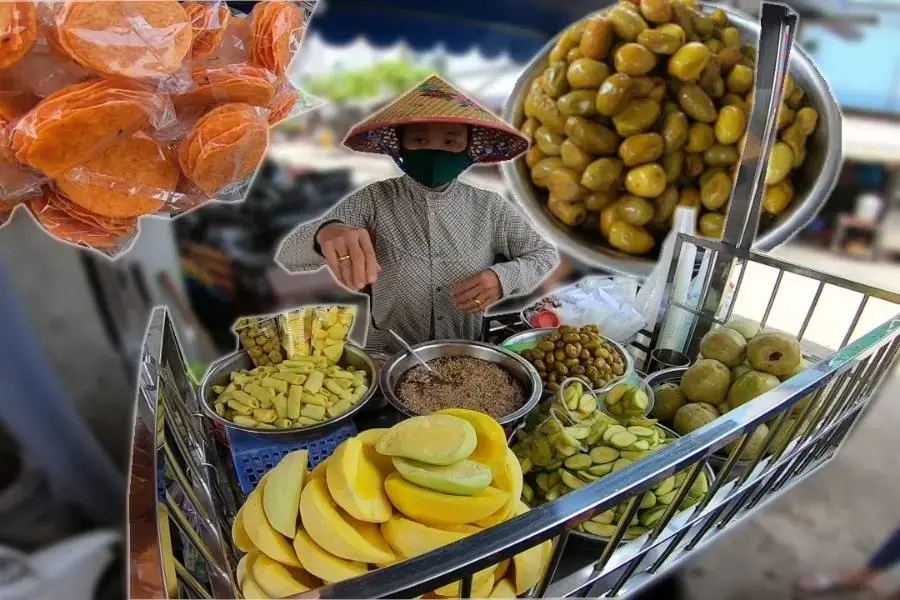 Thỏa mãn cơn thèm chua với hàng chục món ăn vặt tại xe trái cây chị Nhi