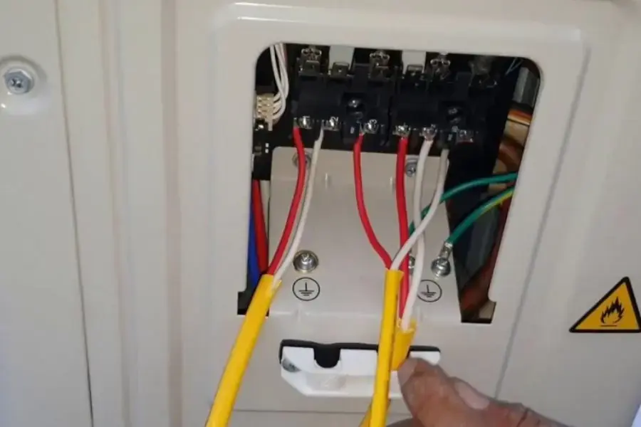 Cần lưu ý tránh nhầm lẫn dây số 2 và dây số 3 khi lắp.