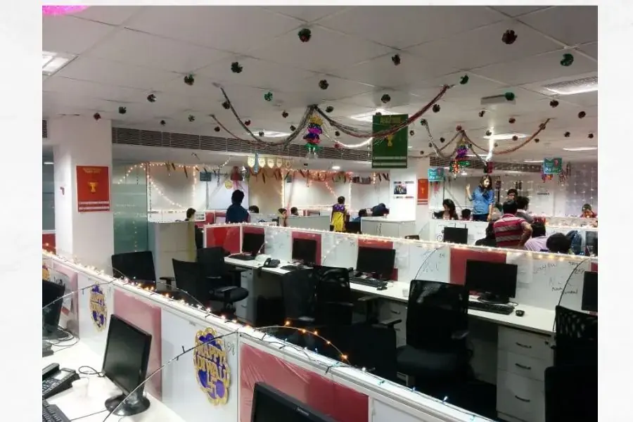 Trang trí tết văn phòng bằng đèn led treo xung quanh.
