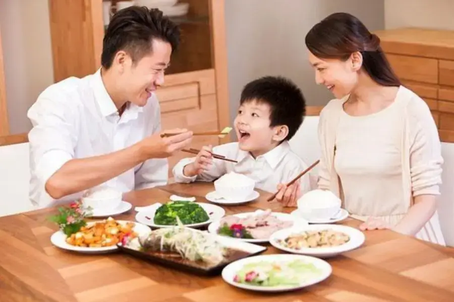 Lưu ý chuẩn bị thực đơn ăn uống phù hợp với hệ tiêu hóa của trẻ 7 tuổi
