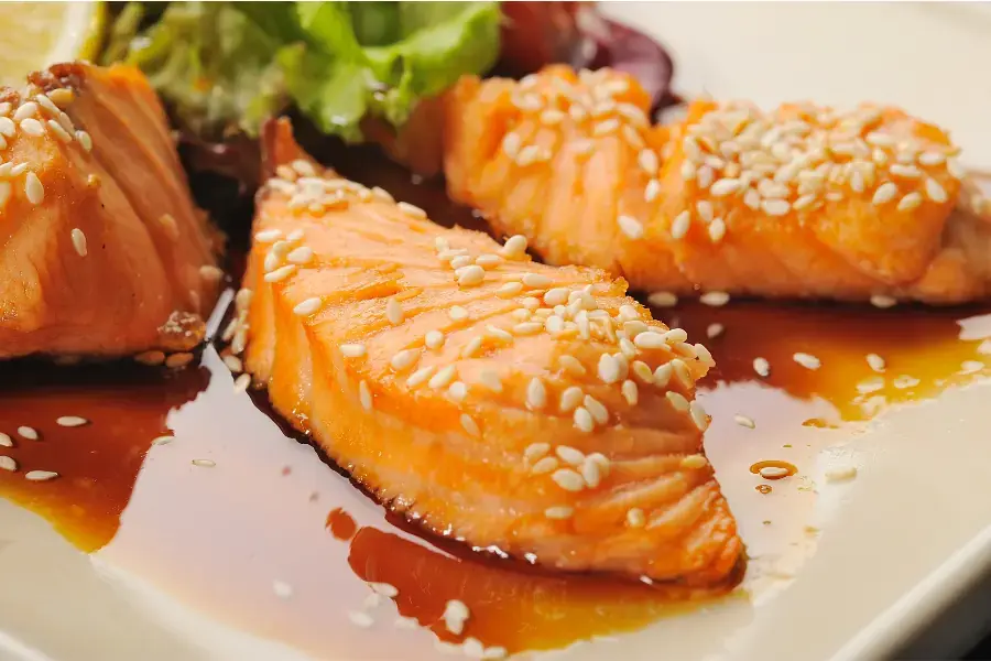 Cá hồi áp chảo sốt teriyaki có mùi thơm đặc trưng và dễ ăn