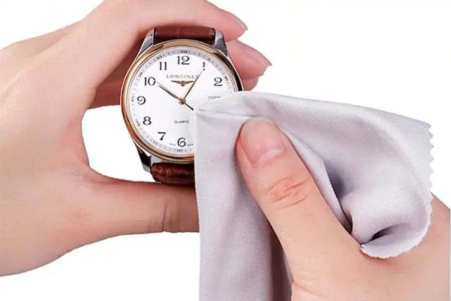 Đánh bóng đồng hồ phần mặt kính bằng xi cana