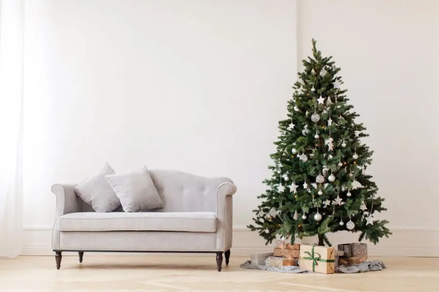 Mùa Giáng Sinh an lành, ấm áp với cây thông Noel trang trí kiểu truyền thống ấn tượng.