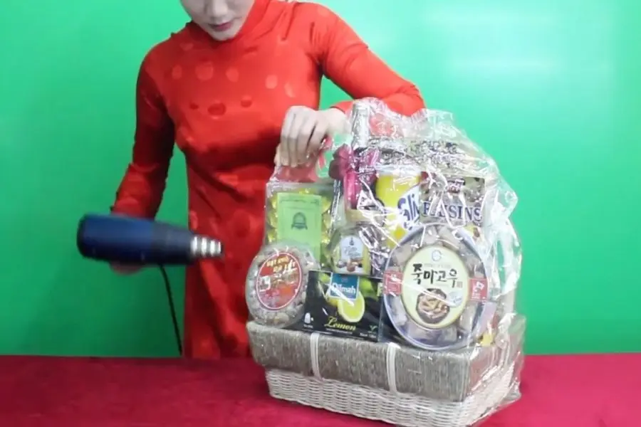Dùng máy sấy cố định giỏ