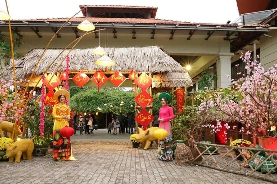 Trang trí cổng nhà dịp Tết làm đẹp thêm cảnh quan, mang ý nghĩa phong thủy may mắn