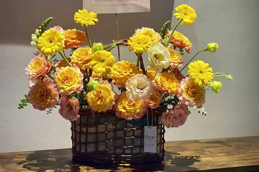 Giỏ hoa xinh xắn và đơn giản.