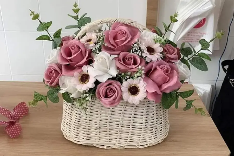 Dùng giỏ hoặc lẵng hoa để trang trí