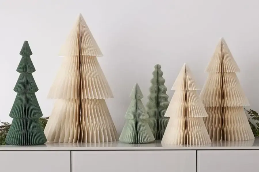 Không mất quá nhiều chi phí để làm ra những cây thông bằng giấy trang trí Noel.
