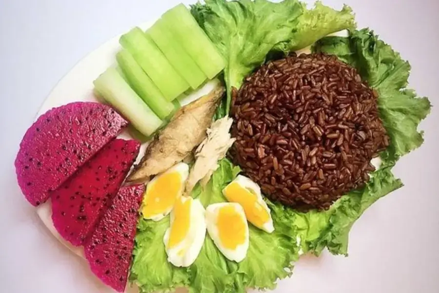 Gợi ý thực đơn rau củ với cơm gạo lứt giảm cân.
