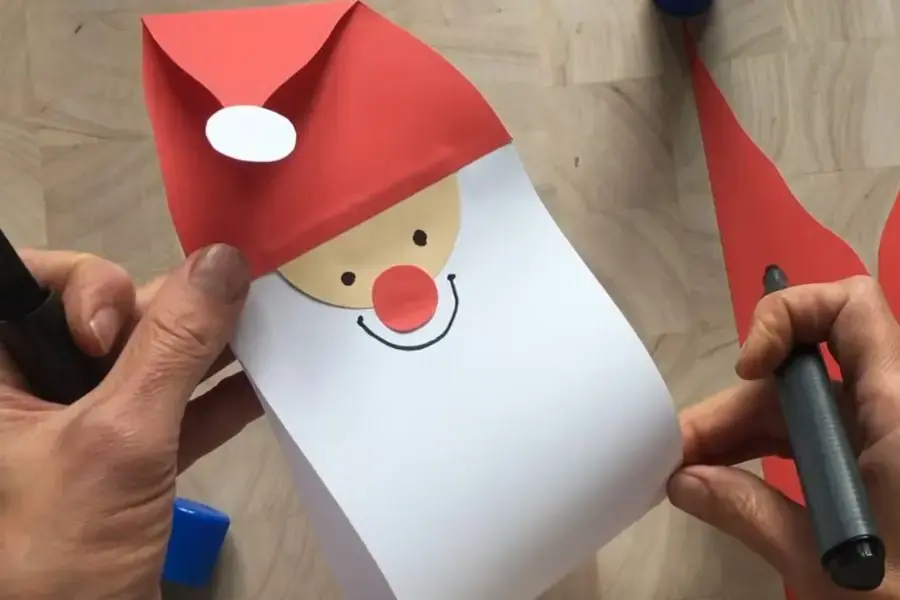 Vẽ mặt ông già Noel.