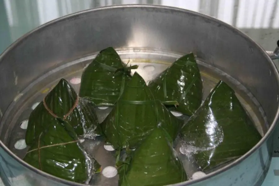 Bánh giò được hấp trong xửng