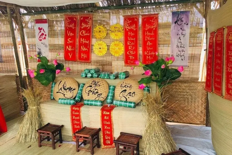 Trang trí câu đối đỏ ngày tết.