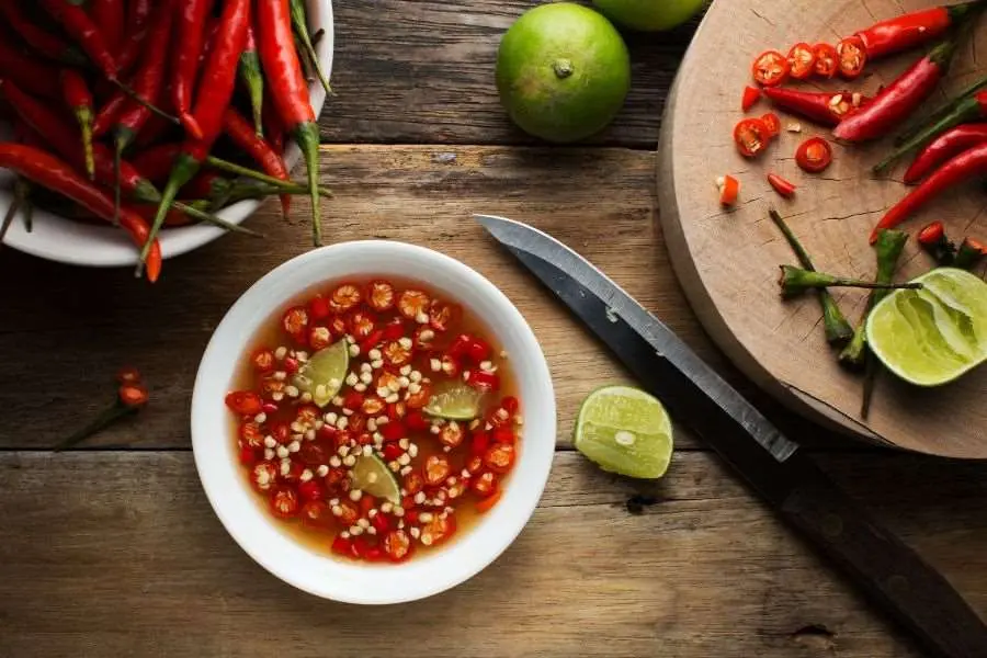 Pha nước chấm gỏi cuốn chua cay bùng vị.