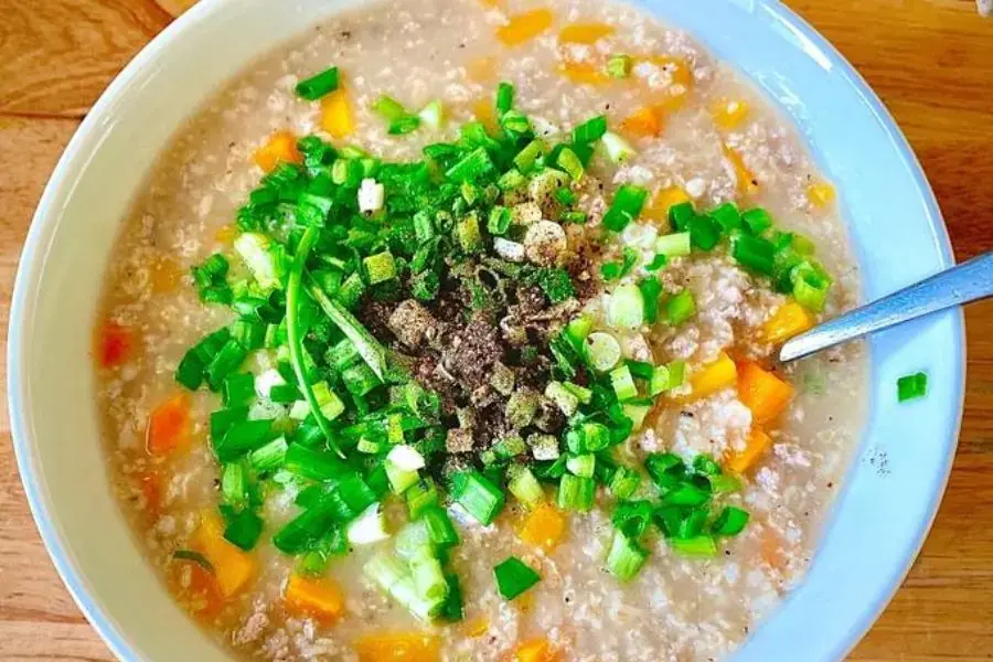 Cháo yến mạch đầy đủ dinh dưỡng cho bữa sáng lành mạnh