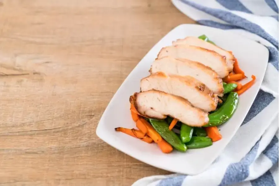 Ức gà là thực phẩm ít calo được áp dụng rất nhiều trong các bữa ăn Healthy