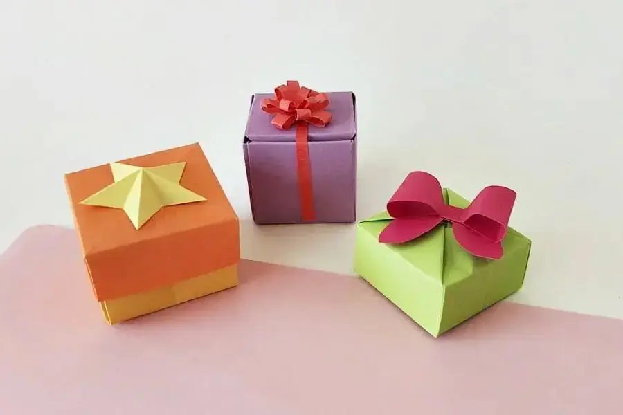 Mẫu hộp quà bằng giấy với dây ruy băng, nơ, sao trên nắp hộp.