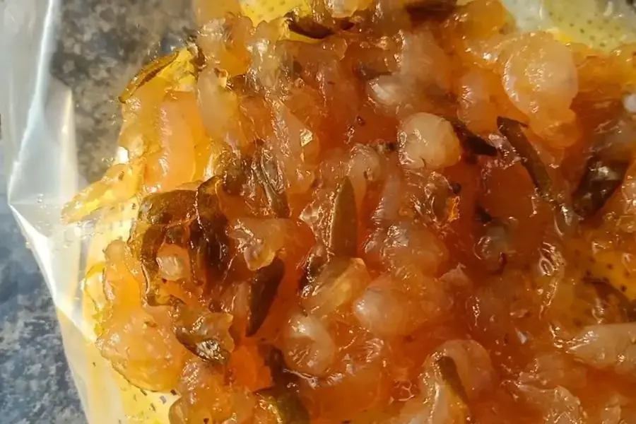 Phơi mứt nhãn.