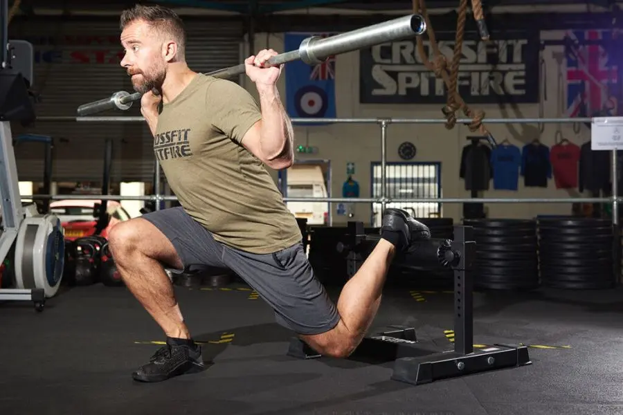 Hãy chọn tạ phù hợp với thể trạng khi tập Barbell Bulgarian Split Squat.