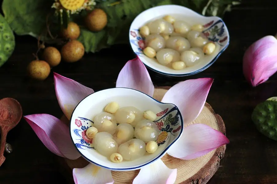 Chè hạt sen long nhãn thanh mát, ngọt dịu.