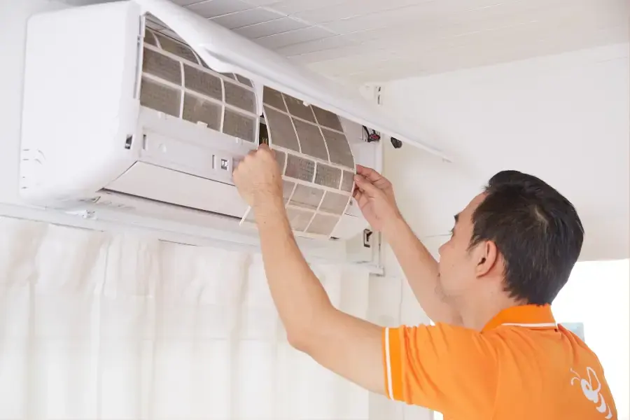 Lưới lọc bụi được tháo rời khỏi dàn lạnh để vệ sinh.